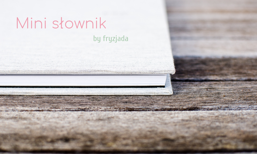 biała ksiązka na drewnianym tle