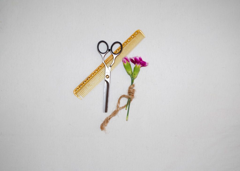 Nożyczki degażówki na białym tle