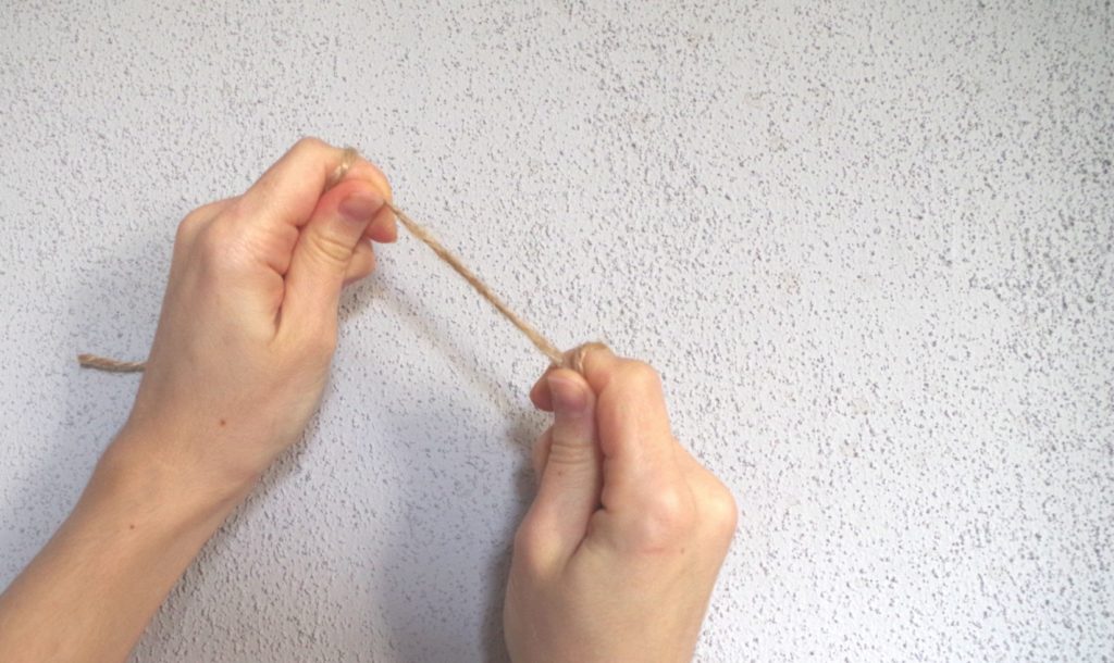 dłonie ze sznurkiem w palcach