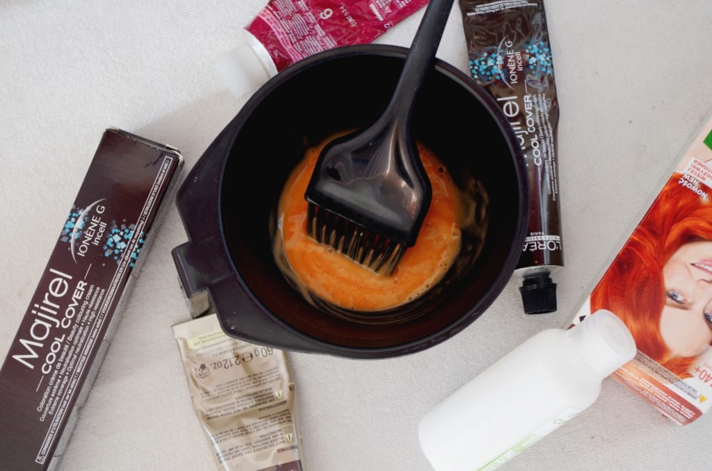 farbowanie w domu, zestaw do farbowania. Miseczka pędzel i farby