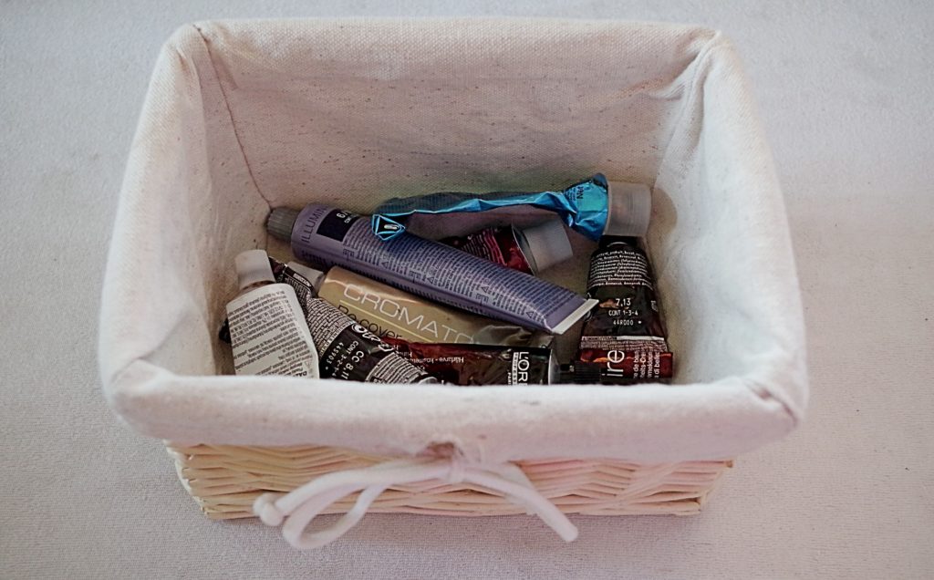 używane tubki z farbą do włosów w białym koszyczku