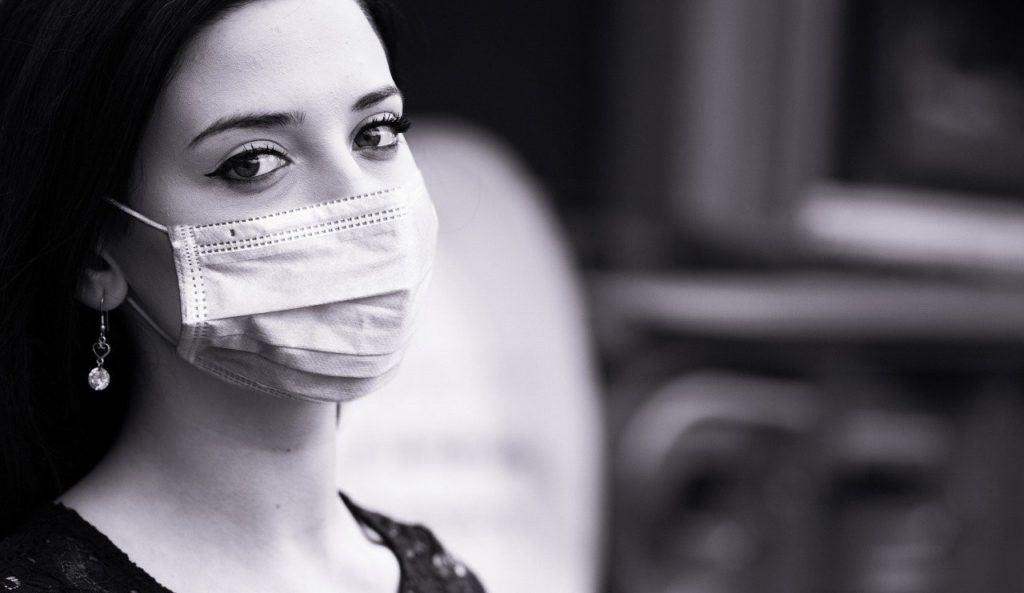 dziewczyna, brunetka z maseczką medyczną na twarzy