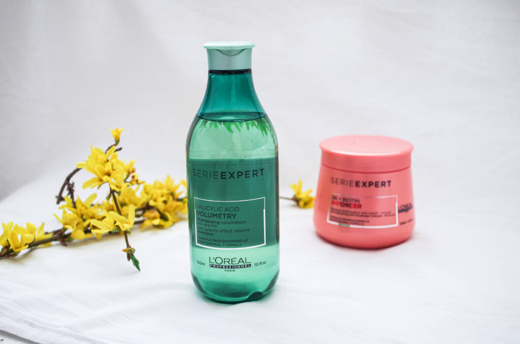 szampon Volumetry i maska do włosów inforcer na białym tle