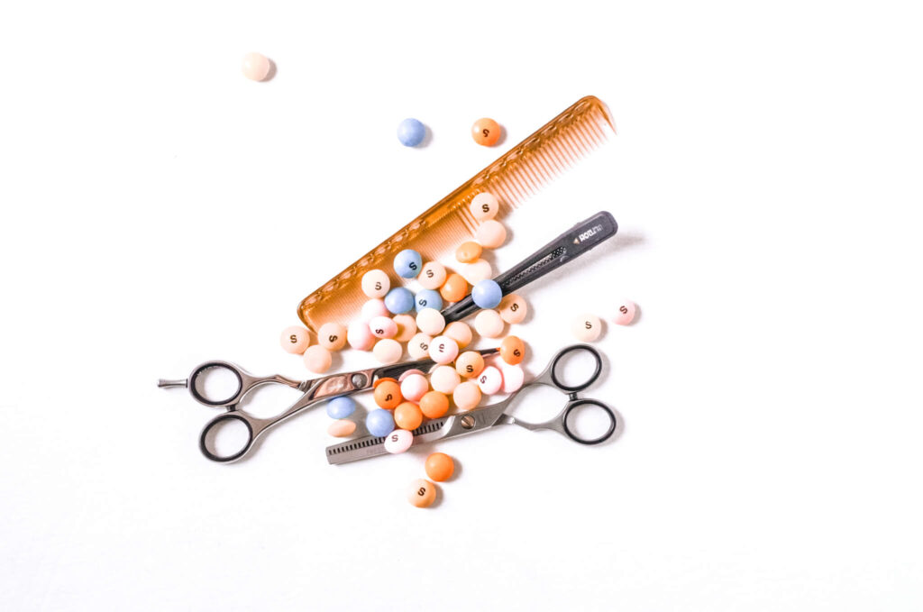 artystyczne zdjęcie nożyczek fryzjerskich